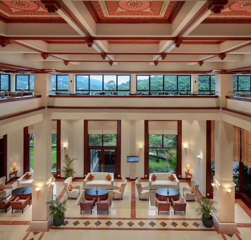 Earl's Regency, Lobby lounge