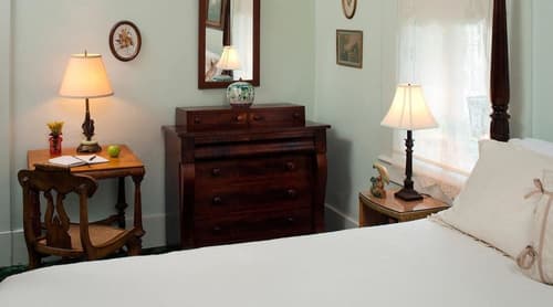 Devereaux Shields House, Room