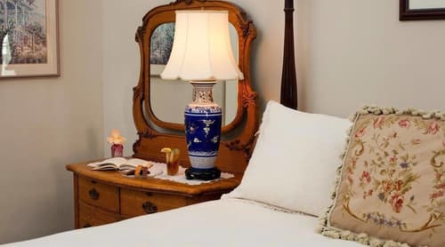 Devereaux Shields House, Room