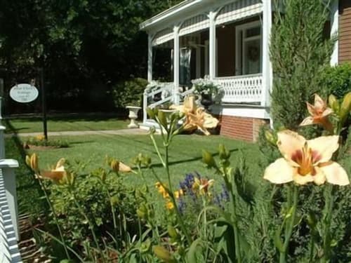 Devereaux Shields House, Property grounds