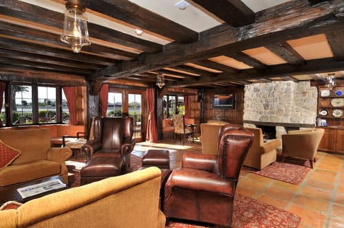 Grand Arden Monaco Nelson, Interior entrance