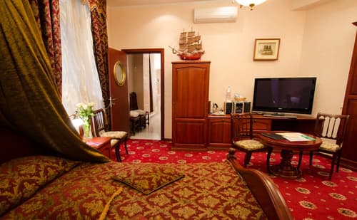 Monte Kristo Hotel, Room