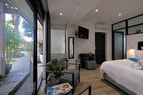 Point B Guest House, Room