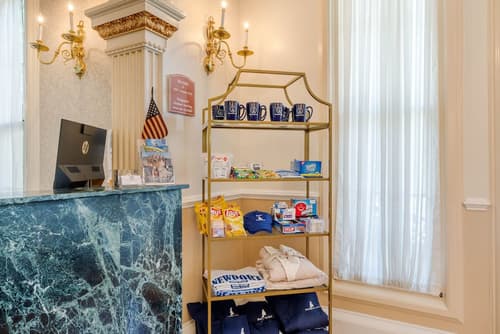 The Carriage House Inn Newport, Concierge desk