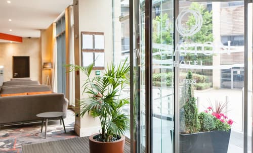 Clayton Hotel Leeds, Interior entrance