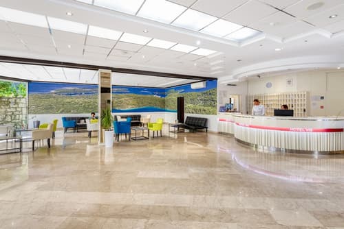 Hotel Vis, Reception