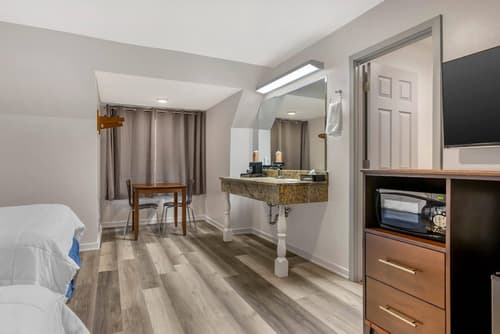 Rodeway Inn Lyons - La Grange, Room