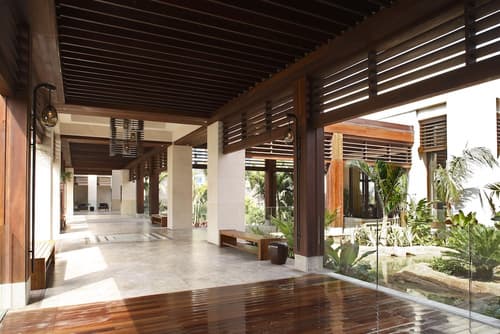 The Cove at Atlantis, Interior entrance