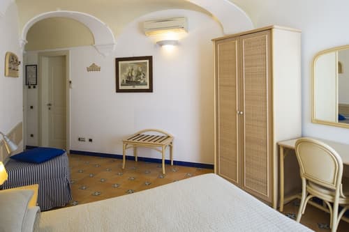 Hotel Bellevue Suite, Room