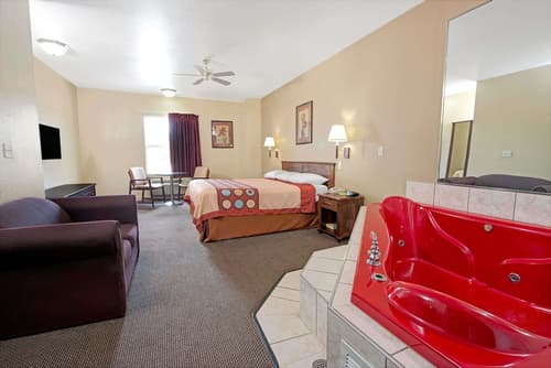 Super 8 by Wyndham St. Louis Airport