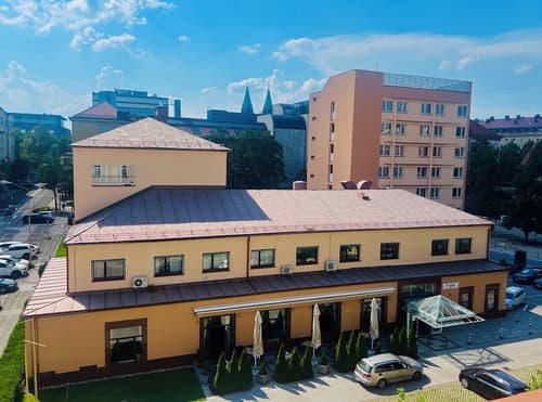 Hotel Piramida, Front of property