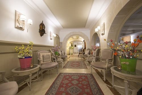 Osborne, Lobby sitting area