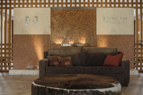 Rochester Calafate, Interior entrance