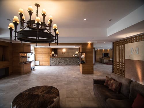 Rochester Calafate, Interior entrance