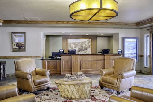 Yellowstone Park Hotel, Lobby
