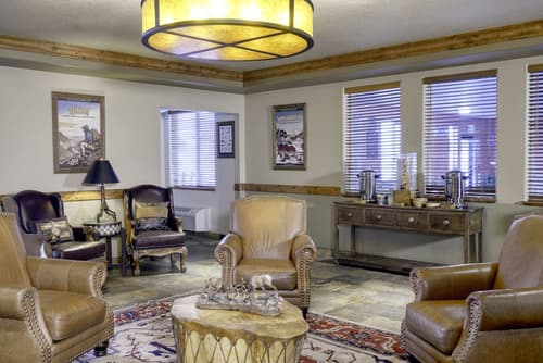 Yellowstone Park Hotel, Lobby