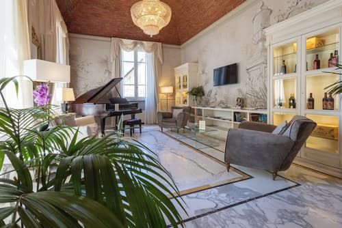 Hotel Embassy, Lobby sitting area