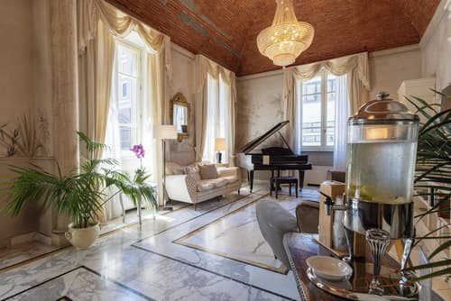 Hotel Embassy, Lobby sitting area