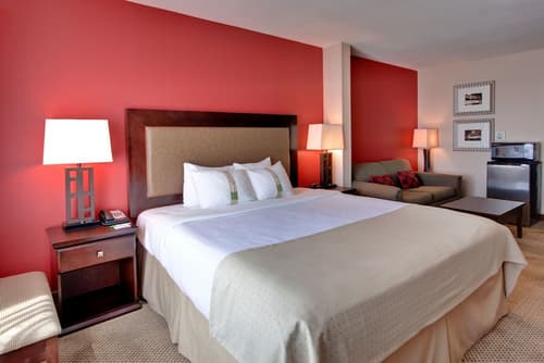 Holiday Inn & Suites Bakersfield by IHG, Room