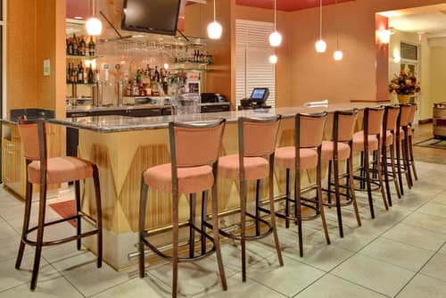 Holiday Inn & Suites Bakersfield by IHG, Bar (on property)