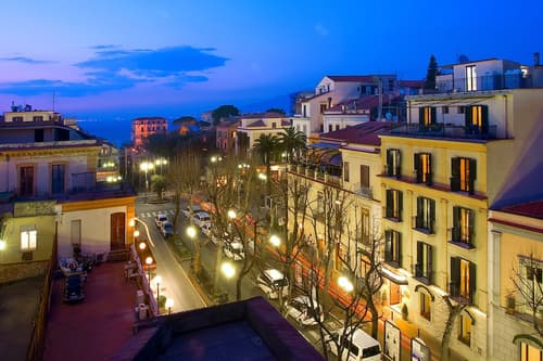 Villa di Sorrento, Front of property