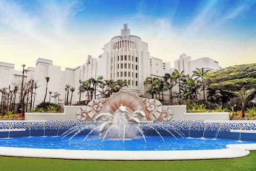 Suncoast Hotel & Towers, Exterior