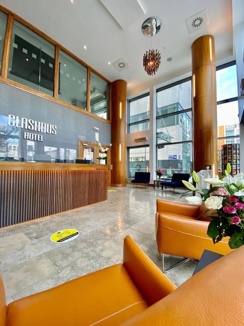 Glashaus Hotel, Reception