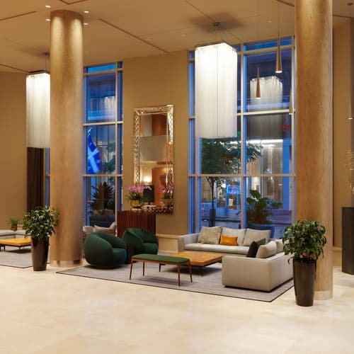 Warwick Le Crystal - Montréal, Reception