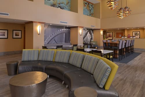 Hampton Inn & Suites Bakersfield North-Airport, Lobby