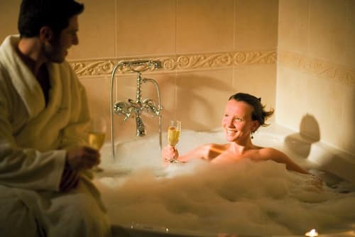 The Savoy Jersey, Bathroom