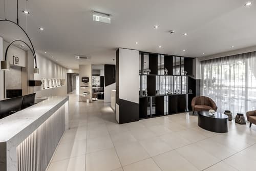 Almond Business Hotel, Reception