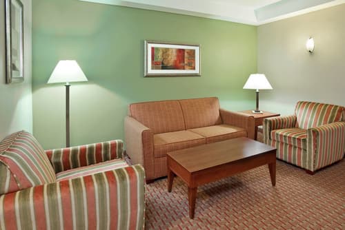 Holiday Inn Express Hotel & Suites Niagara Falls by IHG, Room