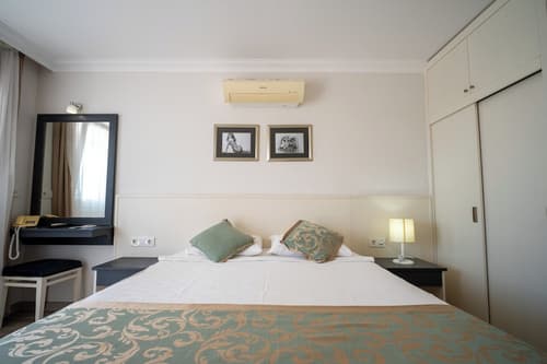 Artemis Hotel