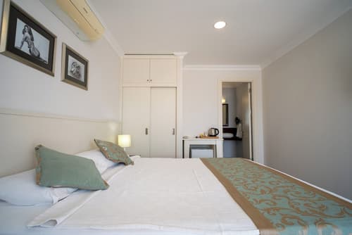 Artemis Hotel