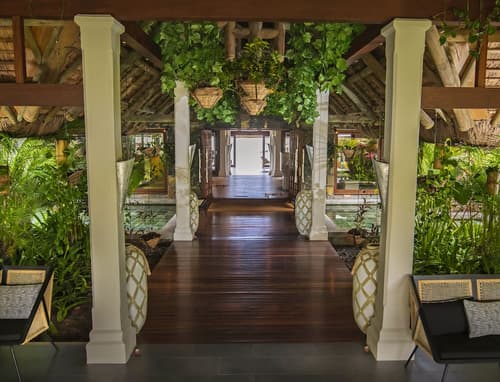 C Mauritius, Interior entrance