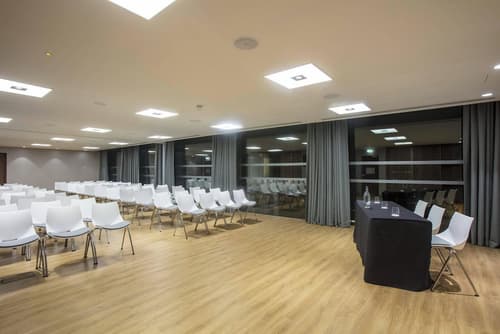 Courtyard by Marriott Edinburgh West, Theater show