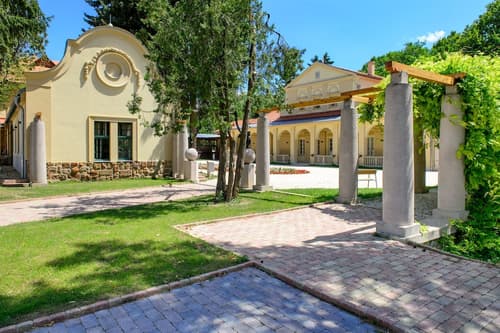 Klebelsberg Kastély, Property grounds