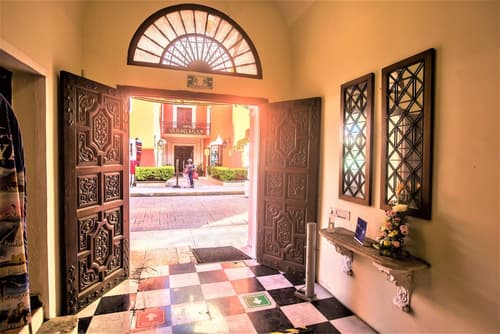 Hotel Merida, Interior entrance
