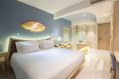 Beyond Patong, Room