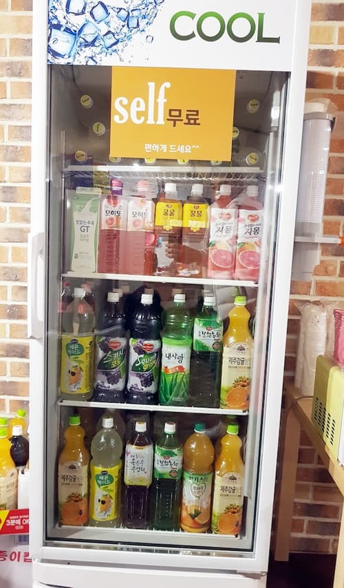 Happy Q Motel, Food and drink