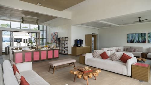 Crimson Resort & Spa Boracay, Reception