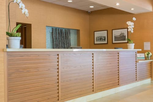 Gateway Hotel Santa Monica, Reception