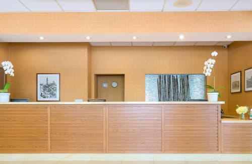 Gateway Hotel Santa Monica, Reception