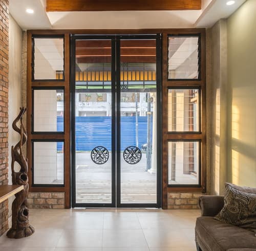 Treasures Hotel and Suites, Interior entrance