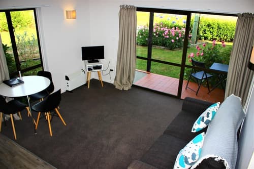 Duvauchelle Seaside Motel, Living room