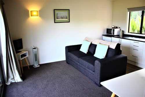 Duvauchelle Seaside Motel, Living room