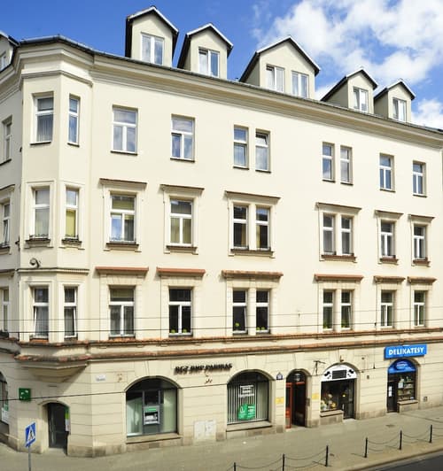 Kosmopolita Apartments, Front of property