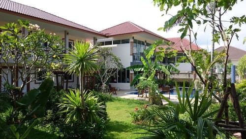 Baan Sooksiri Bangsaray, Property grounds