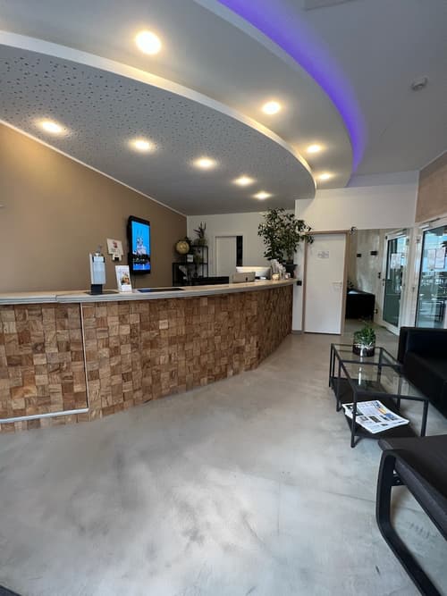 Opera Hotel Köln, Reception