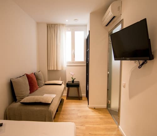 Som Nit Triomf, Room